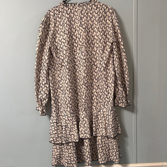 Modern style cream and black dress - Picture 3 of 6